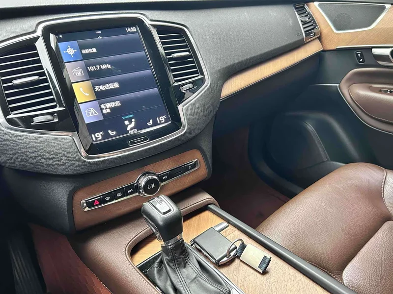 Volvo XC90 — фото 20