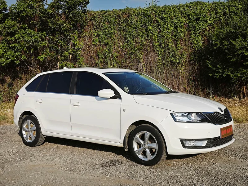 Volkswagen Rapid Spaceback — фото 3