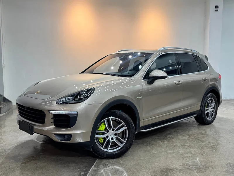 Porsche Cayenne — фото 1