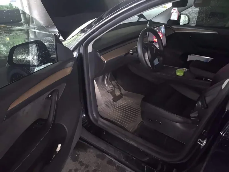 Tesla Model Y — фото 12