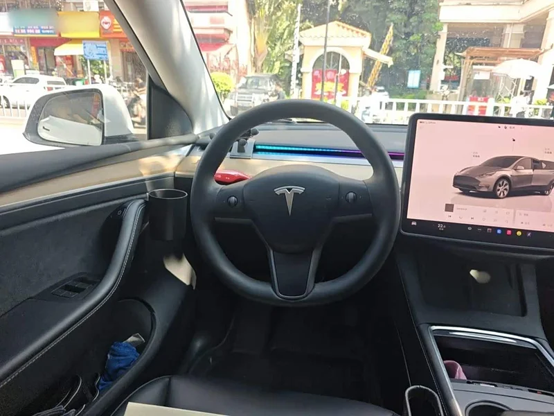 Tesla Model Y — фото 11