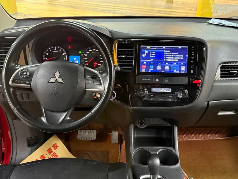 Mitsubishi Outlander — фото 9