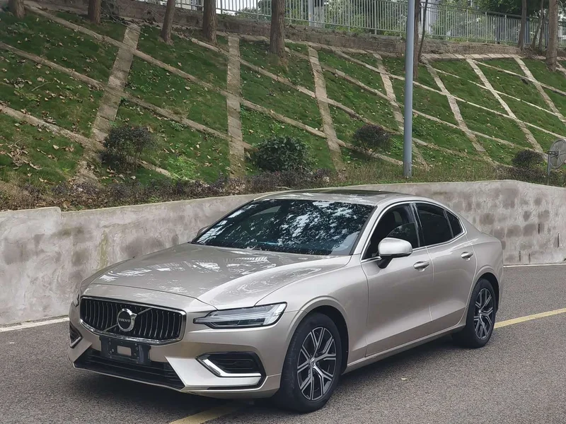 Volvo S60 — фото 1