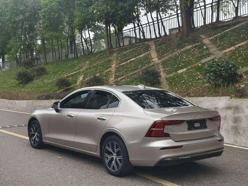 Volvo S60 — фото 13
