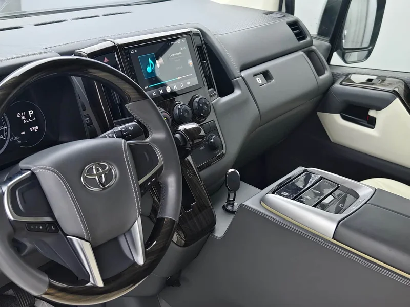 Toyota HiAce — фото 11