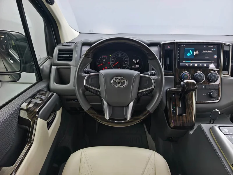 Toyota HiAce — фото 14