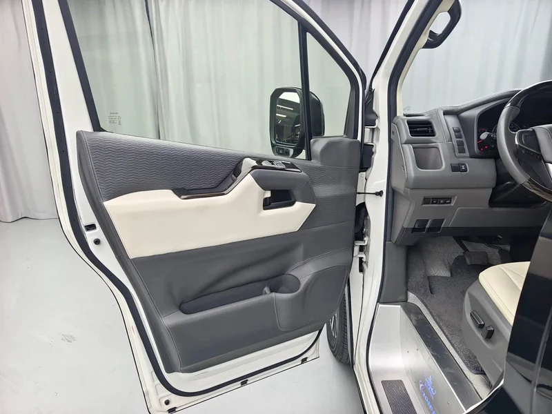 Toyota HiAce — фото 8