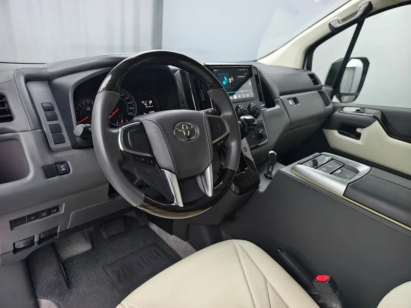 Toyota HiAce — фото 10