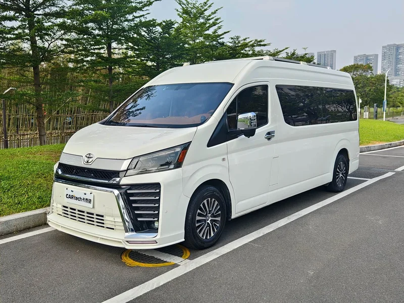 Toyota HiAce — фото 1