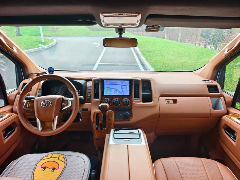 Toyota HiAce — фото 12