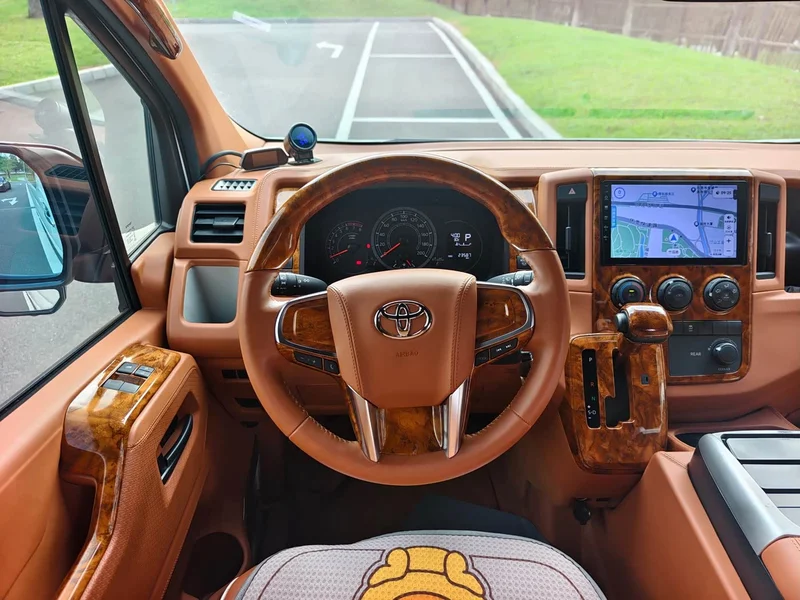 Toyota HiAce — фото 13