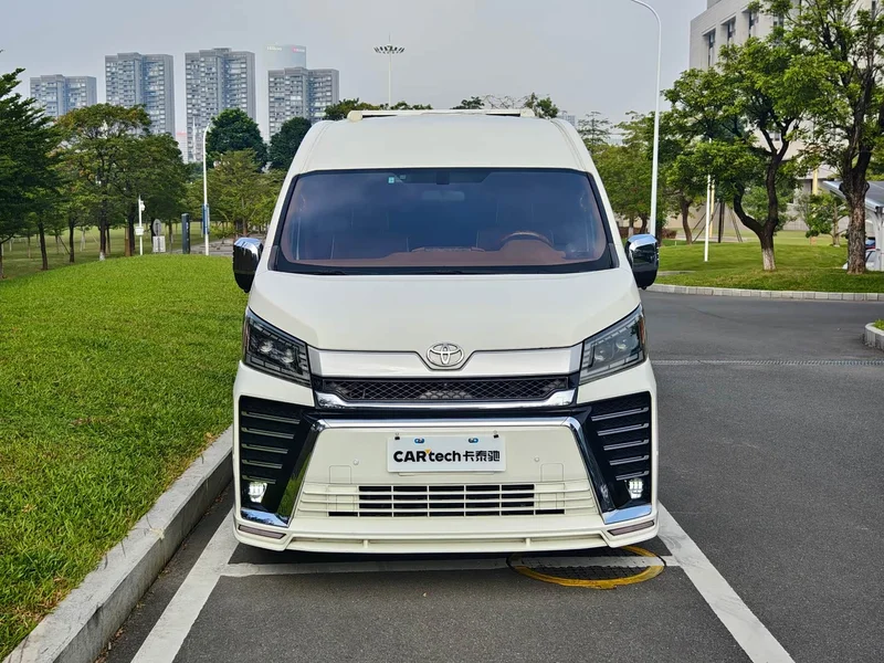 Toyota HiAce — фото 2