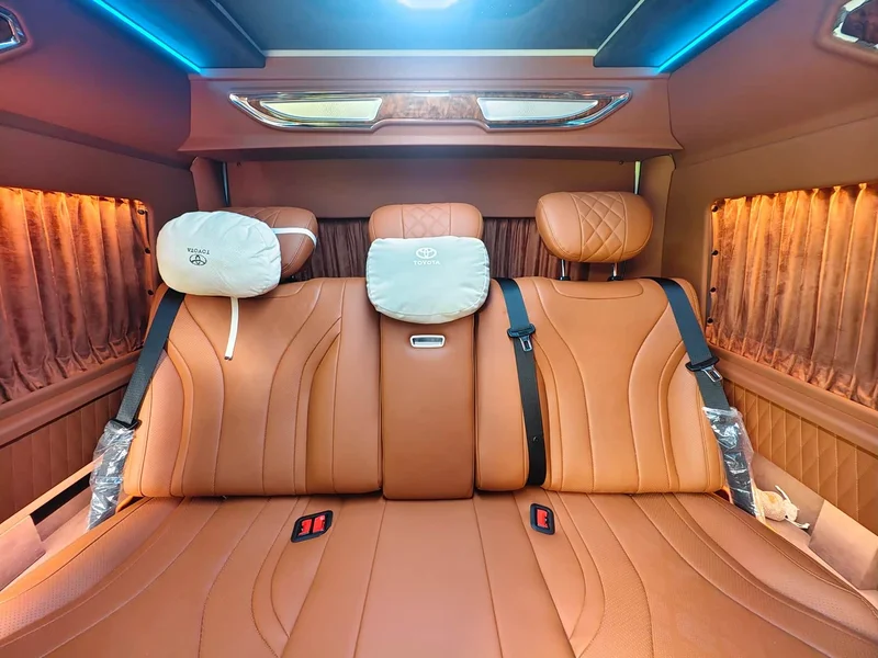 Toyota HiAce — фото 24