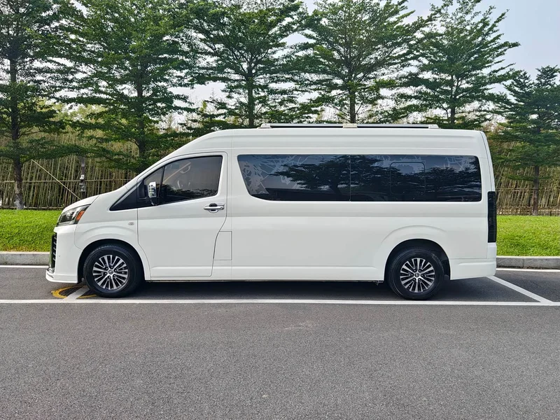 Toyota HiAce — фото 3
