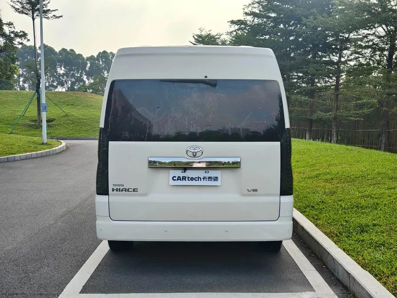 Toyota HiAce — фото 5