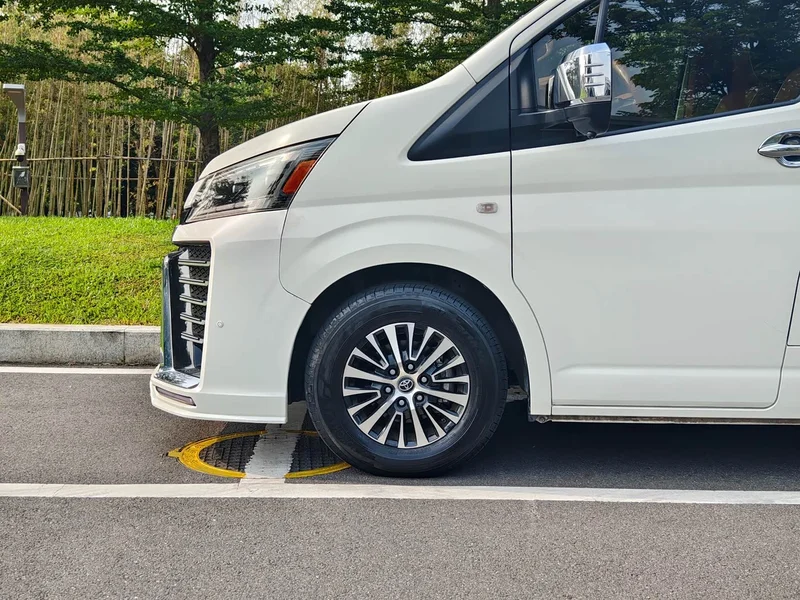 Toyota HiAce — фото 6