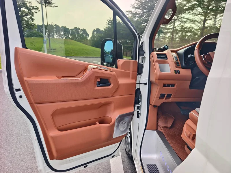 Toyota HiAce — фото 7