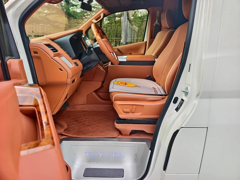 Toyota HiAce — фото 8