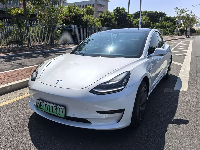Tesla Model 3 — фото 1