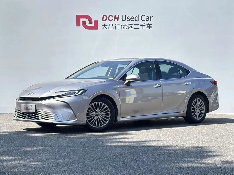 Toyota Camry — фото 1