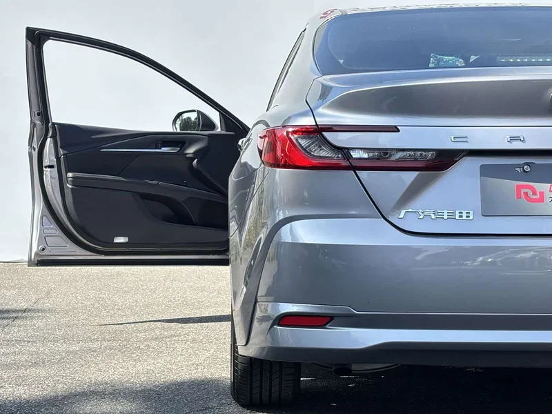 Toyota Camry — фото 9