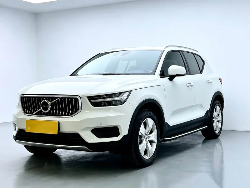 Volvo XC40 — фото 1