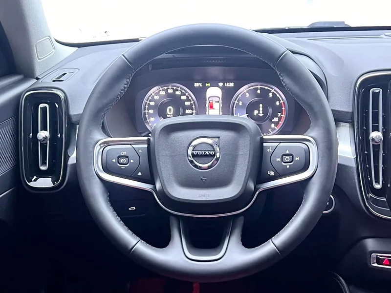 Volvo XC40 — фото 11