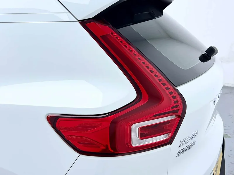 Volvo XC40 — фото 16
