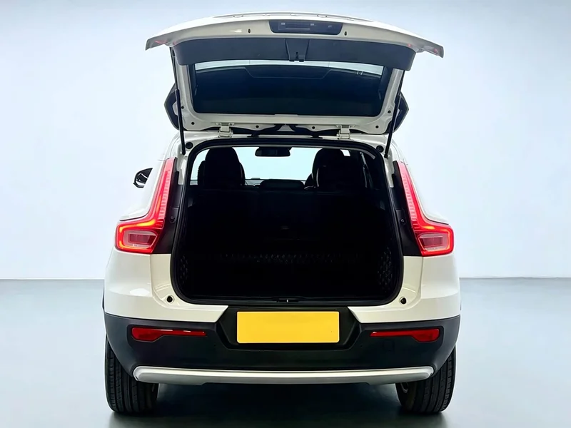 Volvo XC40 — фото 19