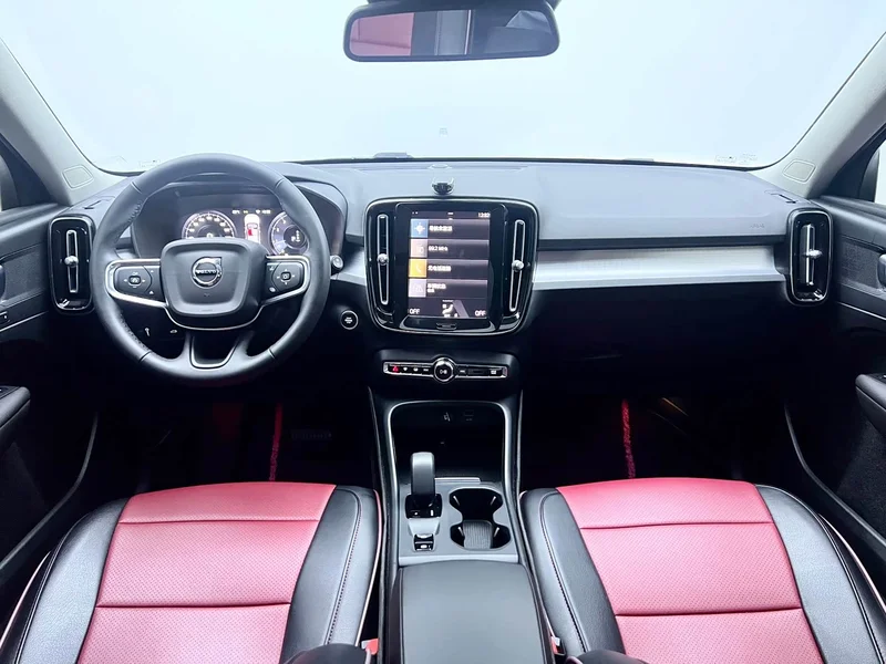 Volvo XC40 — фото 10