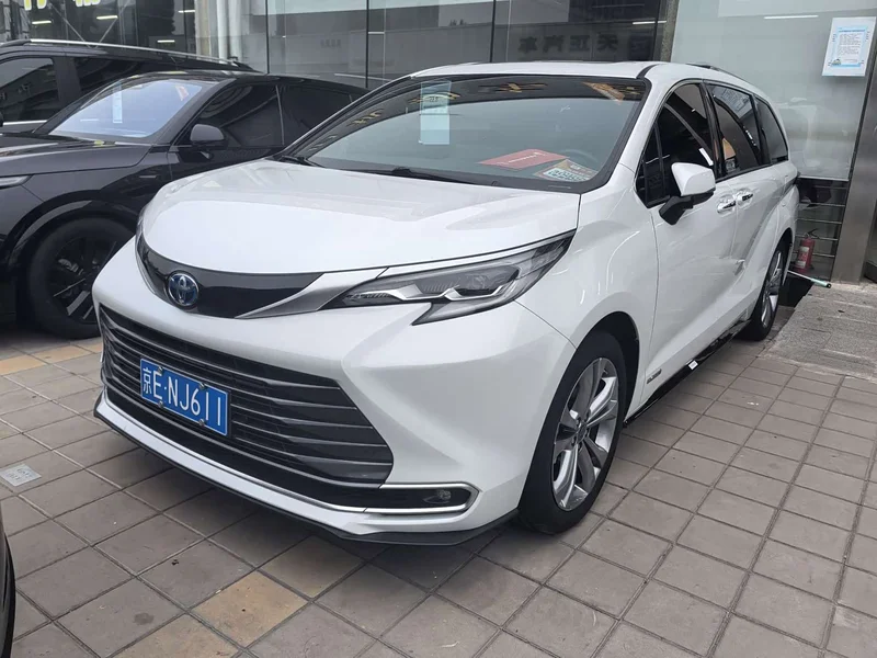 Toyota Sienna — фото 1
