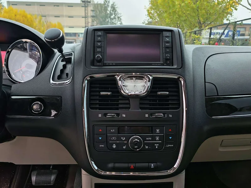 Jeep Grand Voyager (Imported) — фото 15
