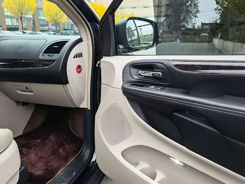 Jeep Grand Voyager (Imported) — фото 20