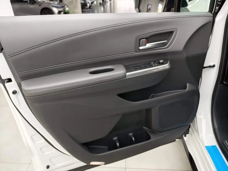 Toyota Sienna — фото 12