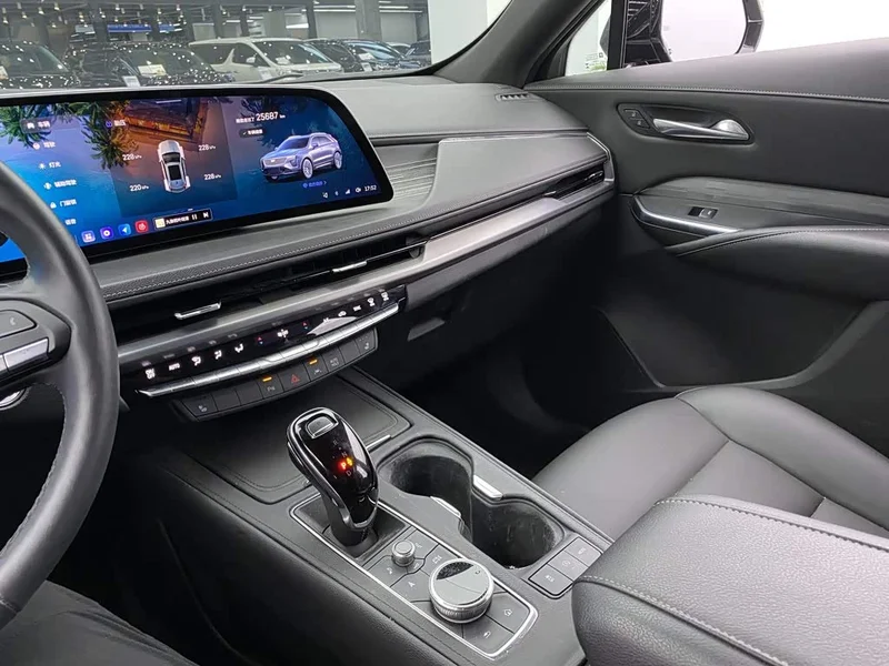 Cadillac XT4 — фото 11