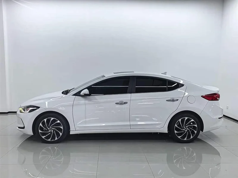 Hyundai Elantra Sport — фото 3