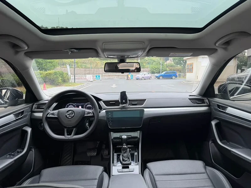 Skoda Superb — фото 12