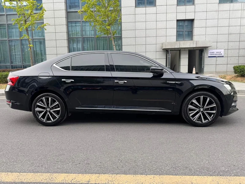 Skoda Superb — фото 4