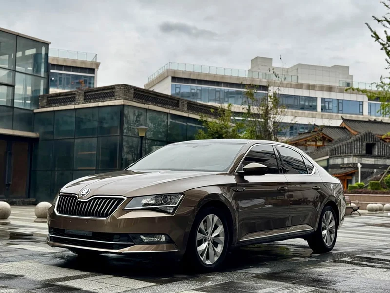 Skoda Superb — фото 1