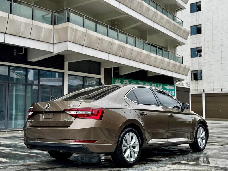 Skoda Superb — фото 8