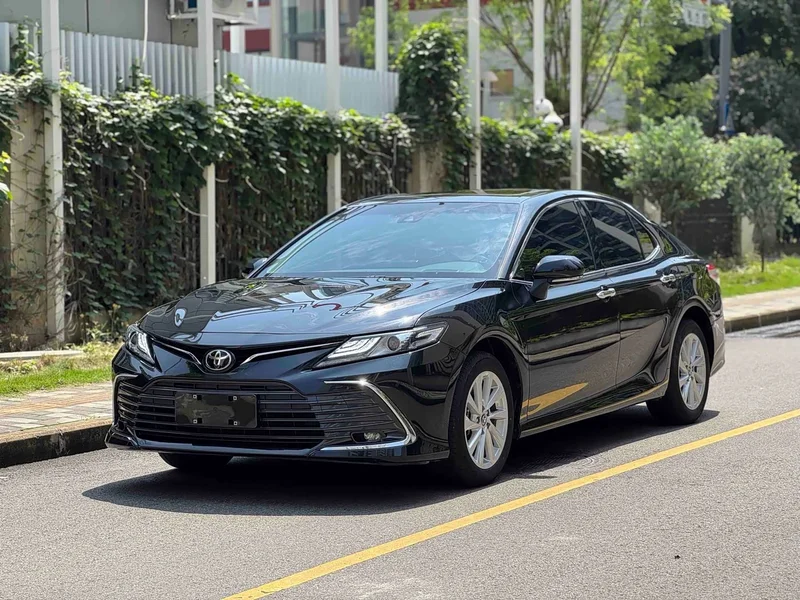 Toyota Camry — фото 1