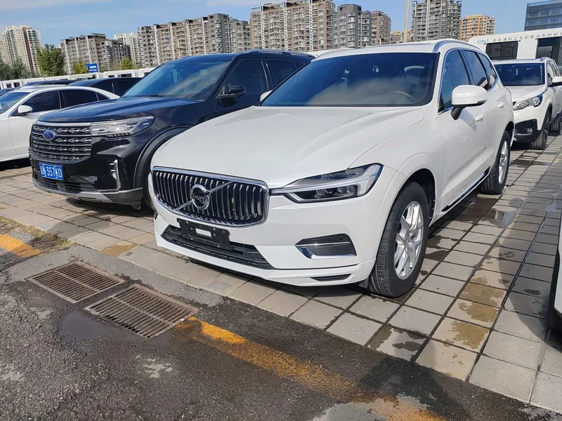 Volvo XC60 — фото 1