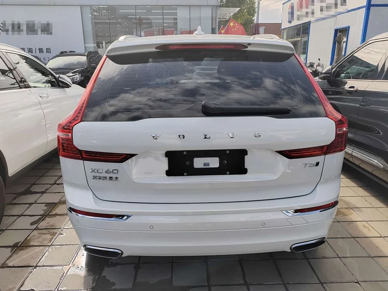 Volvo XC60 — фото 11