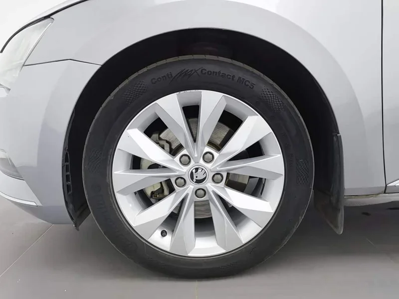 Skoda Superb — фото 17