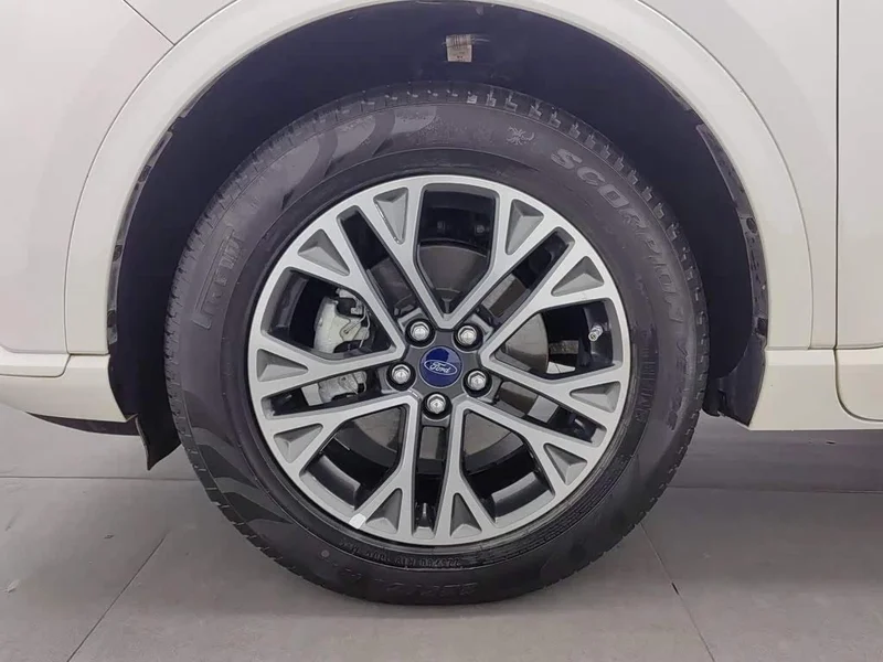Ford Edge — фото 17