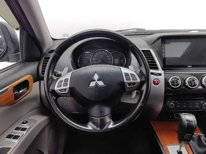 Mitsubishi Pajero Sport (Imported) — фото 11