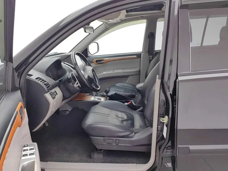 Mitsubishi Pajero Sport (Imported) — фото 10