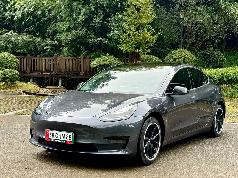 Tesla Model 3 — фото 1