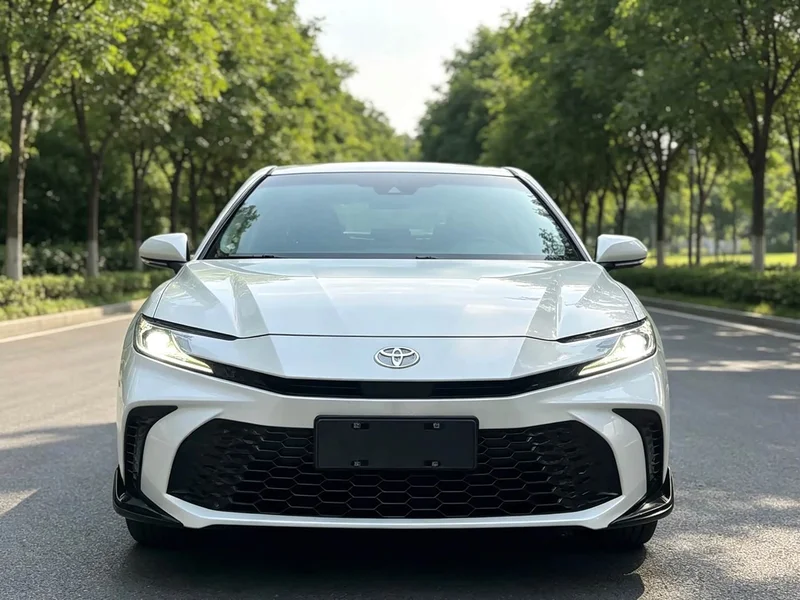 Toyota Camry — фото 1