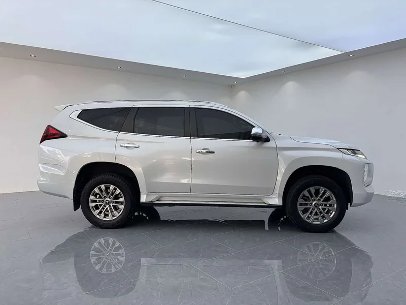 Mitsubishi Pajero (Imported) — фото 11